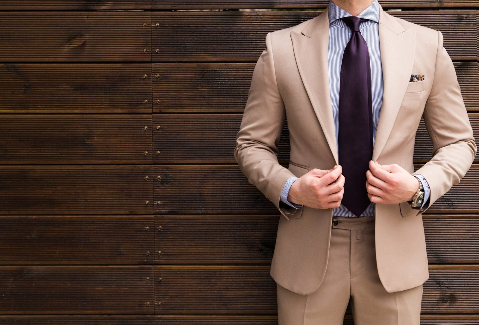 Tailor-made tan suit with burgundy tie