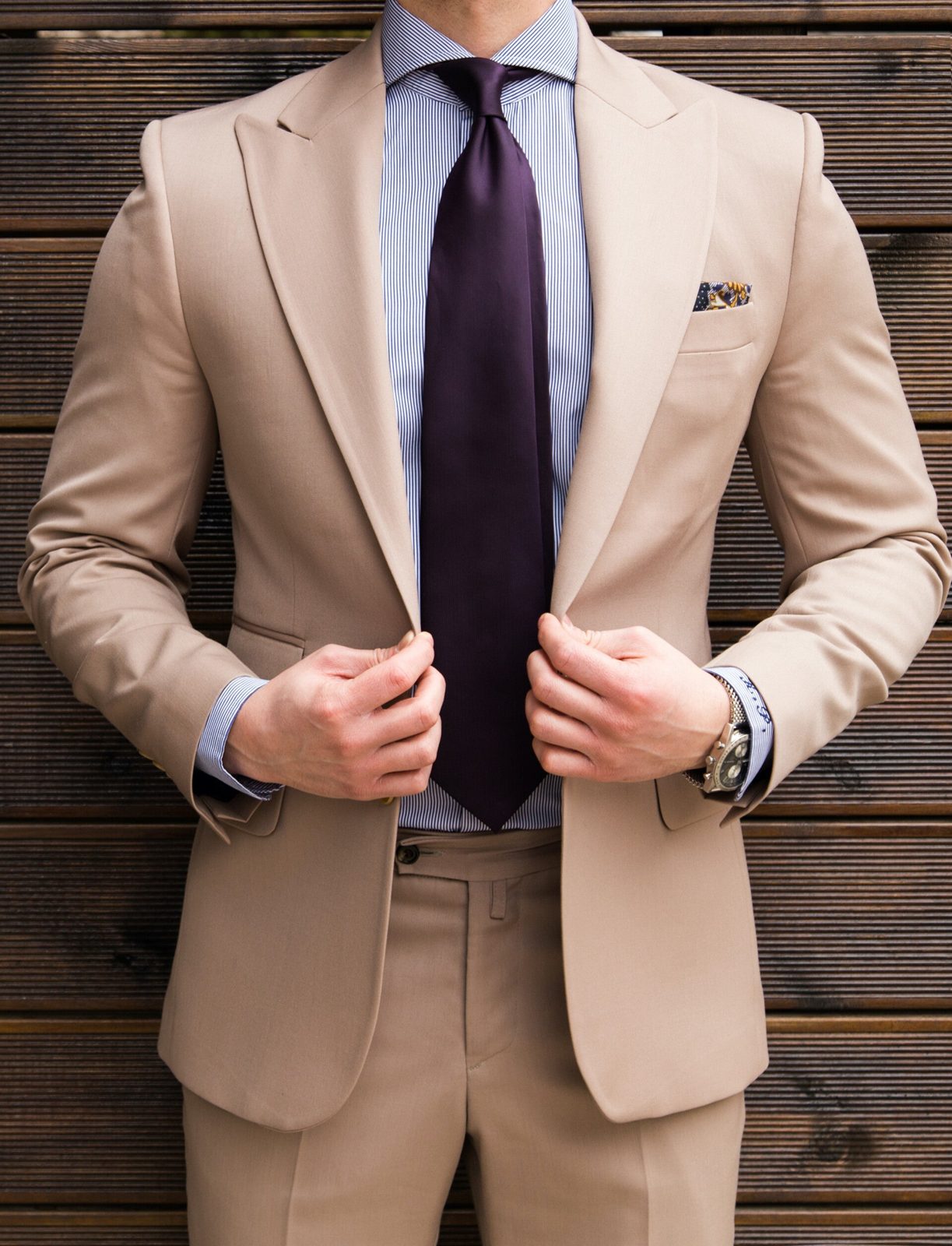 Tailor-made tan suit with burgundy tie